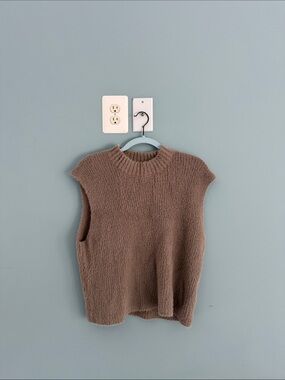 Old Navy Beige Knit Sleeveless V-Neck Sweater Vest